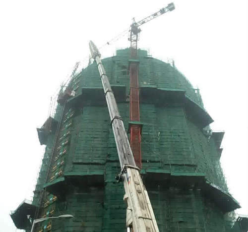 泰来吊车在工地上作业